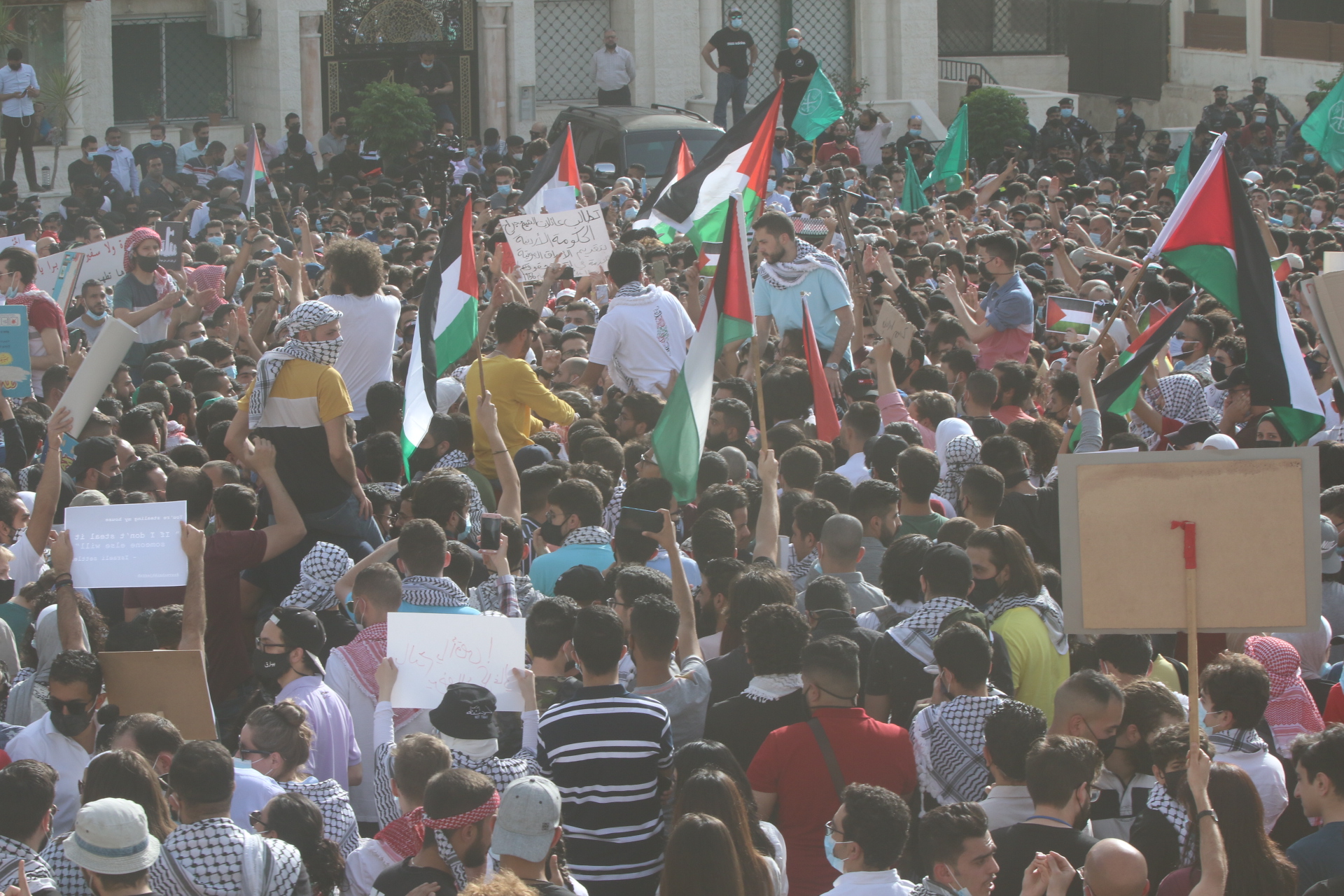 وقفة احتجاجية أمام مسجد الكالوتي في الرابية في عمّان تنديدا بالاعتداءات الإسرائيلية على القدس. (صلاح ملكاوي/ المملكة)