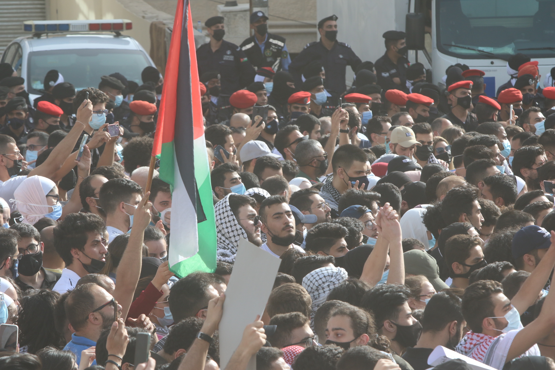 وقفة احتجاجية أمام مسجد الكالوتي في الرابية في عمّان تنديدا بالاعتداءات الإسرائيلية على القدس. (صلاح ملكاوي/ المملكة)