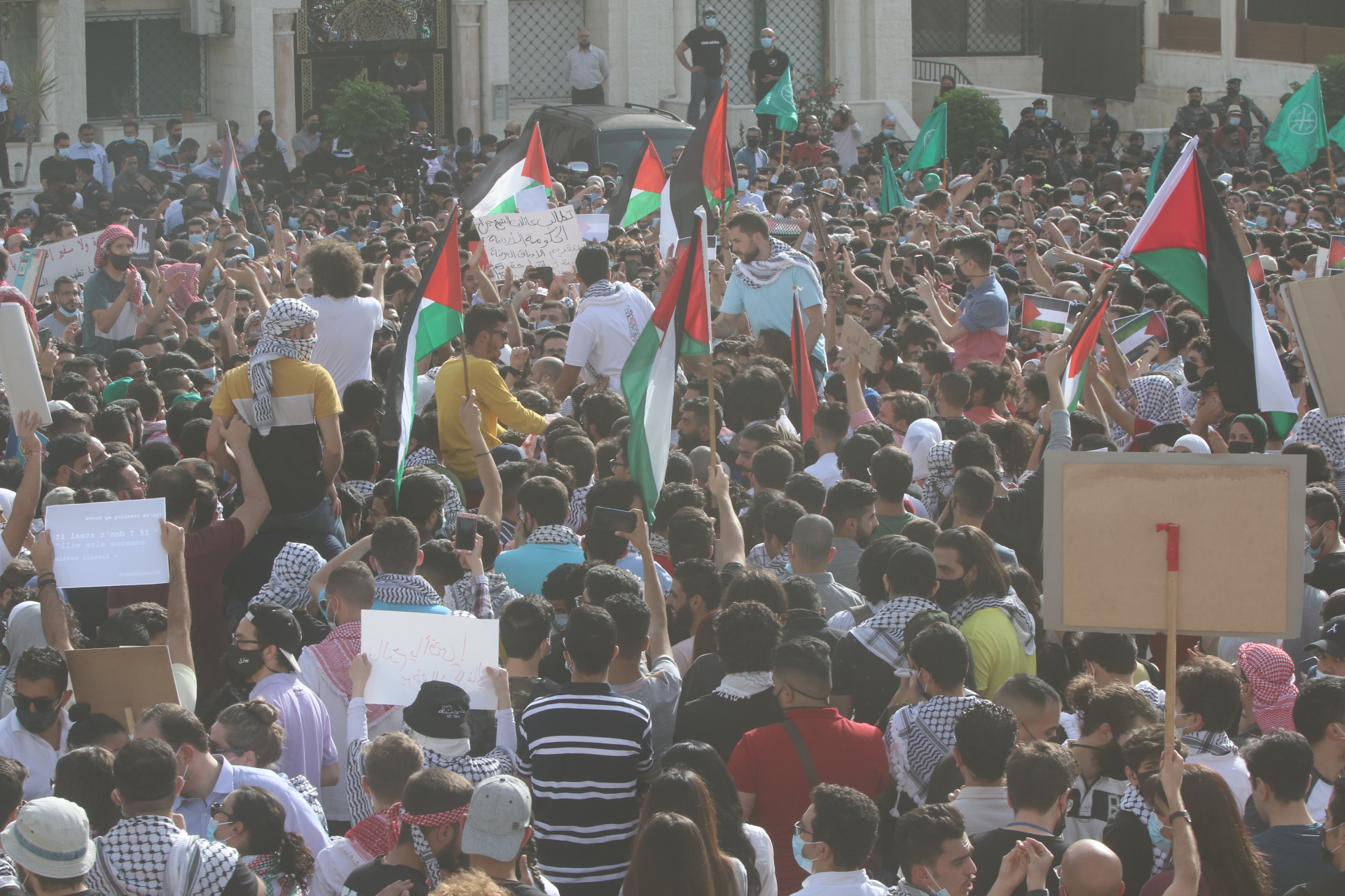 وقفة احتجاجية أمام مسجد الكالوتي في الرابية في عمّان تنديدا بالاعتداءات الإسرائيلية على القدس. (صلاح ملكاوي/ المملكة)