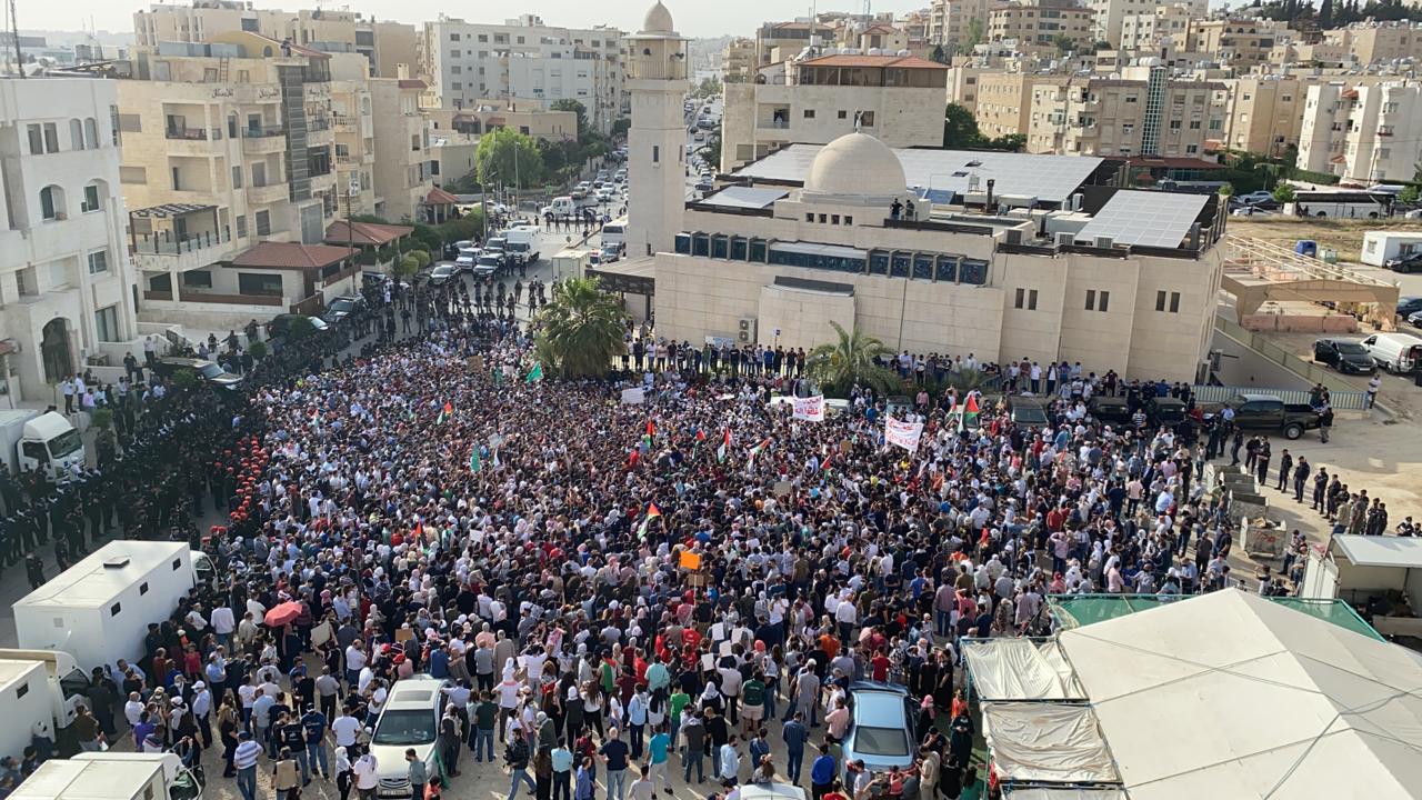 وقفة احتجاجية أمام مسجد الكالوتي في الرابية في عمّان تنديدا بالاعتداءات الإسرائيلية على القدس. (يحيى كناكرية/ المملكة)