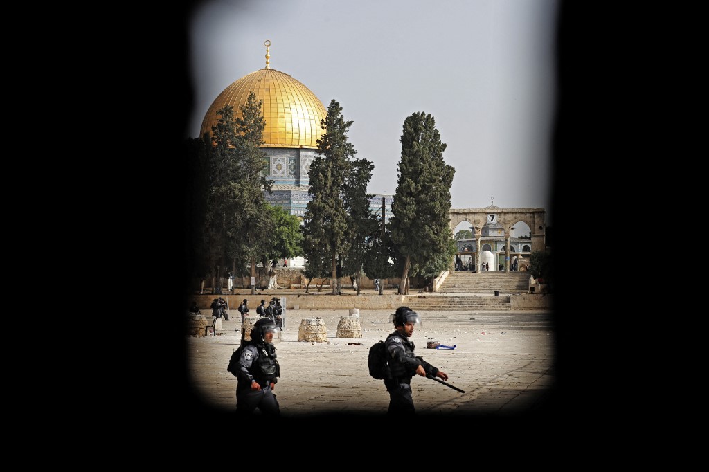 جيش الاحتلال الإسرائيلي خلال اقتحام باحات المسجد الأقصى في القدس .10 أيار/مايو 2021. (احمد الغرابلي /أ ف ب)