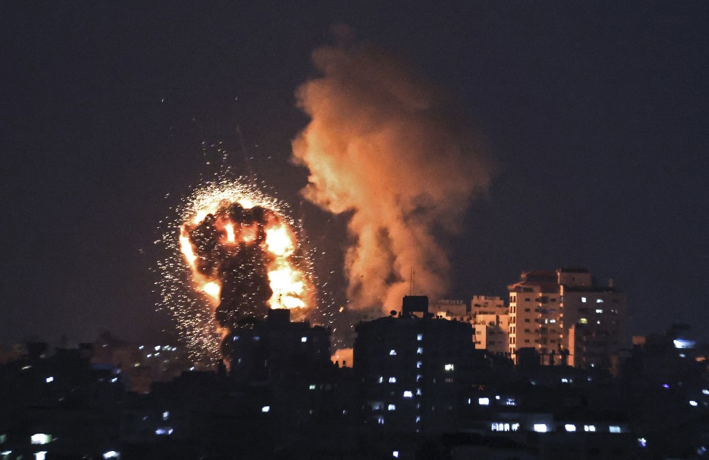 نيران متصاعدة بعد ضربات جوية إسرائيلية على مدينة غزة، 10 أيار/مايو 2021. (محمود همص/ أ ف ب)