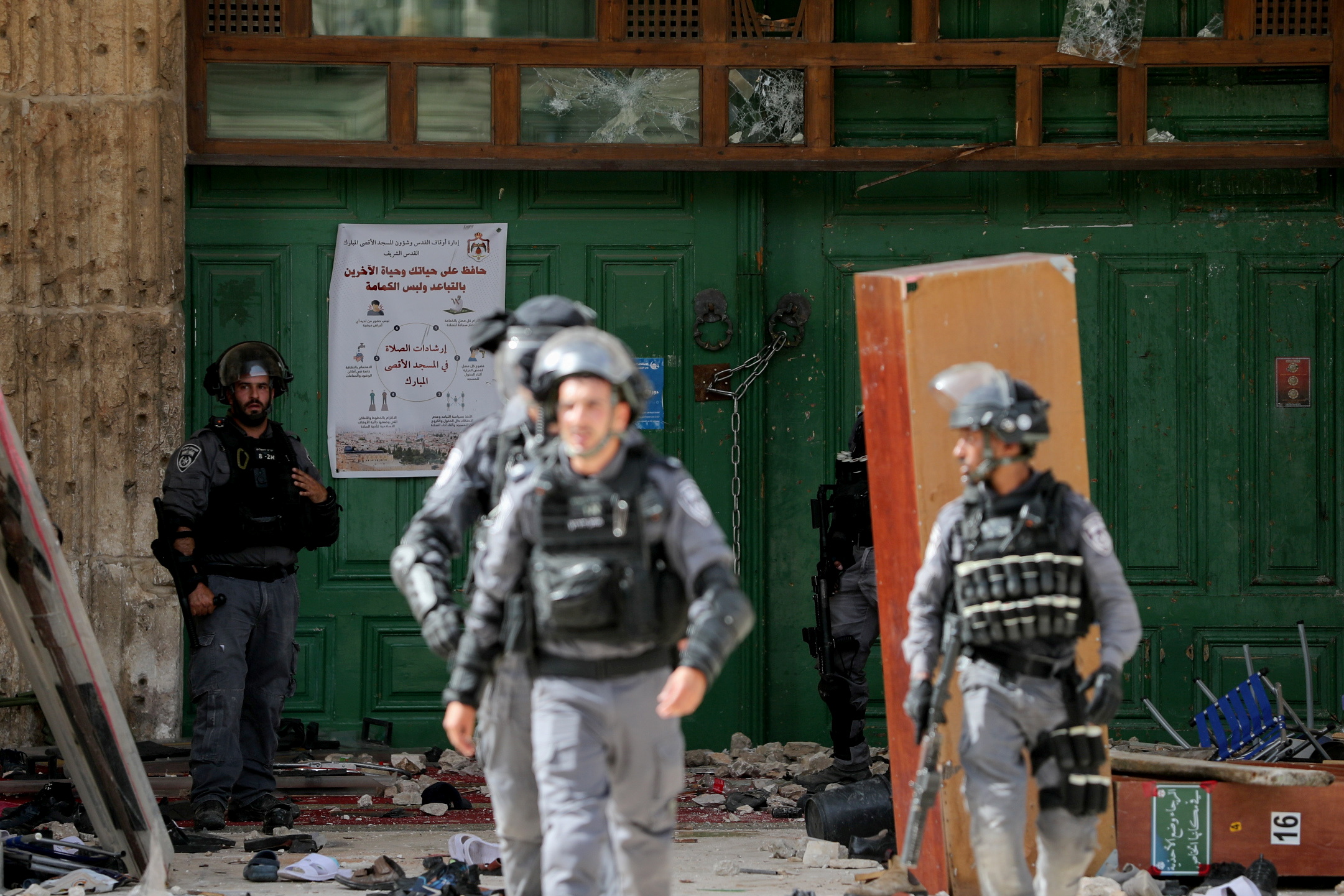شرطة الاحتلال الإسرائيلي في باحة المسجد الأقصى بعد اقتحامهم واعتدائهم على المعتكفين والمصلين، 10 أيار/مايو 2021. (رويترز)