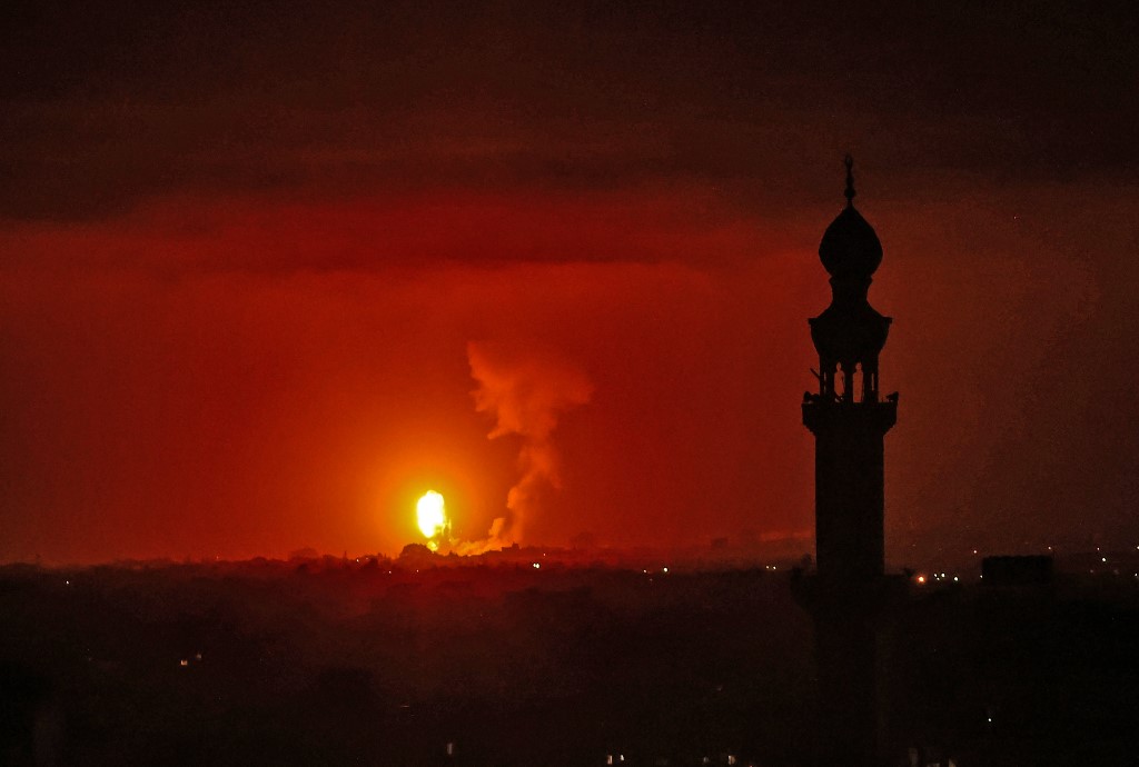 تصاعد النيران في جنوب قطاع غزة بعد قصف إسرائيلي. (أ ف ب)