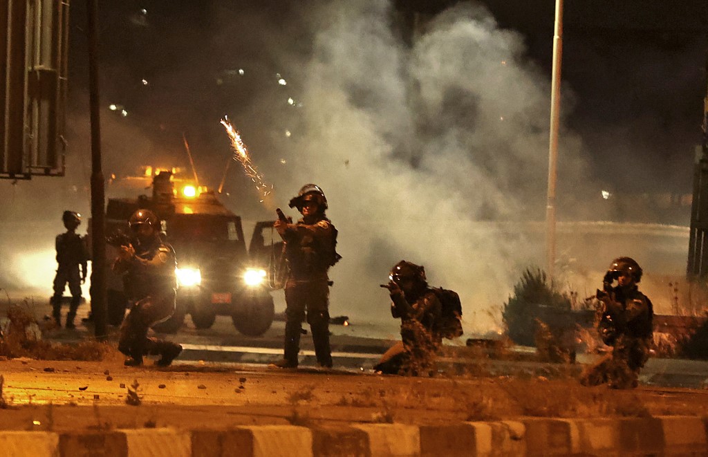 جنود الاحتلال الإسرائيلي يطلقون النار على فلسطينيين في نابلس. (أ ف ب)