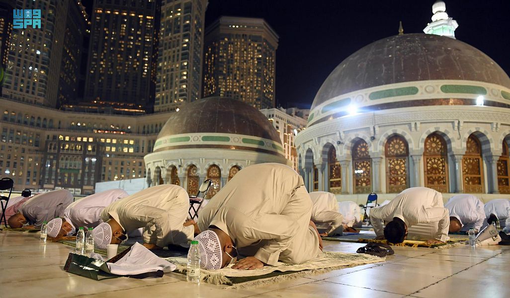 جموع المصلين تشهد ختم القرآن بالمسجد الحرام. (واس)