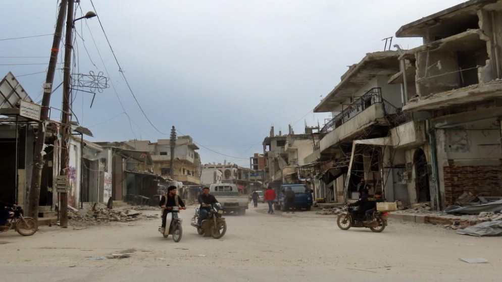 سوريون يركبون دراجاتهم النارية في بنش، في محافظة إدلب شمال غرب سوريا بالقرب من الحدود التركية خلال سريان وقف إطلاق النار، 6 آذار/مارس 2020. (محمد حاج قدور/ أ ف ب)