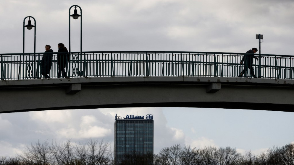 يسير الناس فوق جسر يربط بين "جزيرة الشباب" على نهر سبري ، و "البر الرئيسي" .13 أبريل/نيسان 2021.ألمانيا. ( ديفيد جانون / أ ف ب)