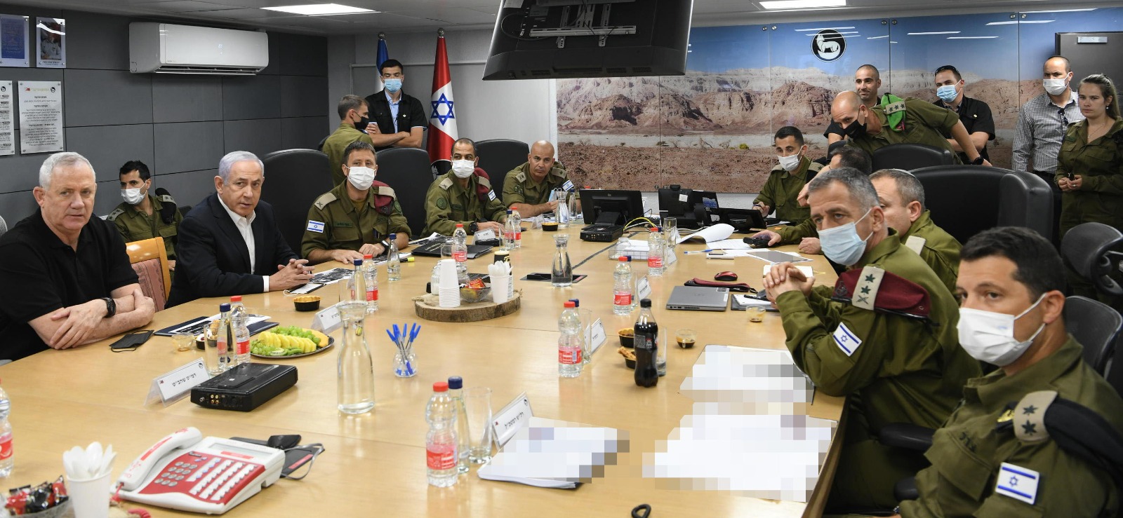 اجتماع رئيس الوزراء الإسرائيلي بنيامين نتنياهو في مقر قيادة المنطقة الجنوبية العسكرية. (حساب نتنياهو على تويتر)