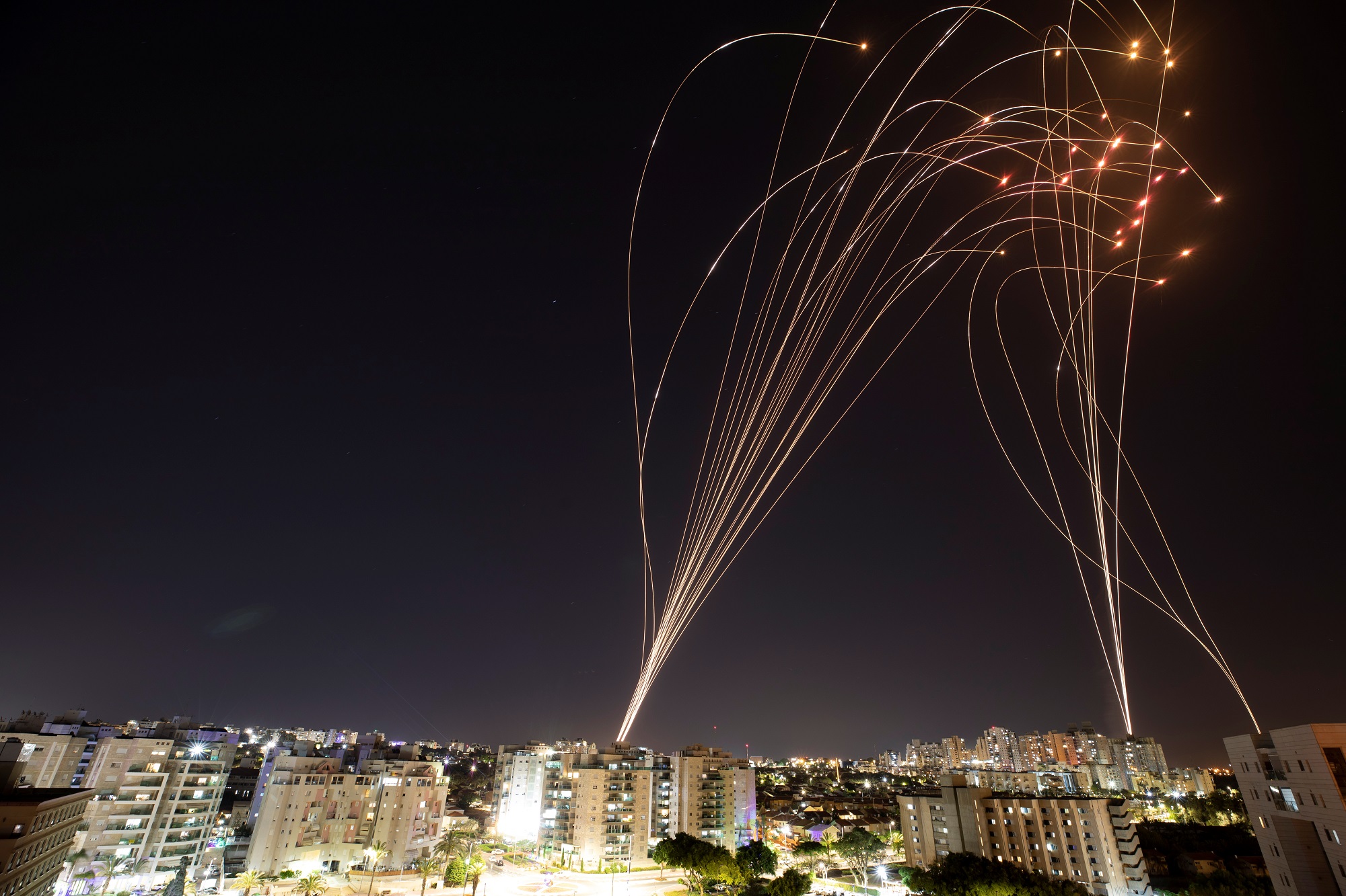 إطلاق صواريخ من قطاع غزة. (رويترز)