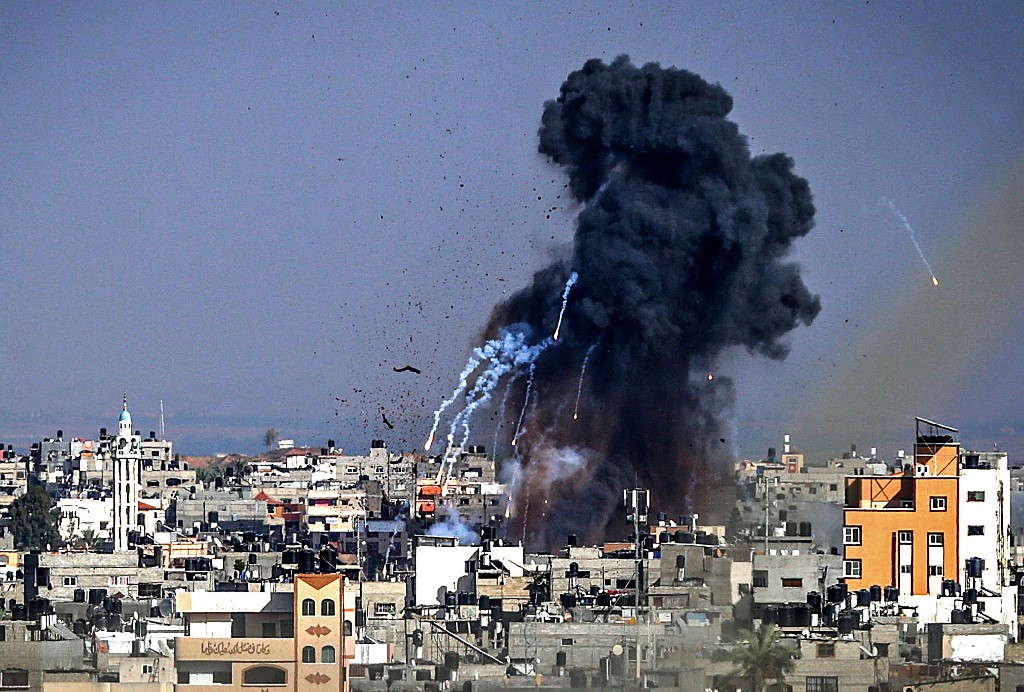 تصاعد للدخان في مدينة غزة بعد قصف للطيران الحربي الإسرائيلي. (أ ف ب)