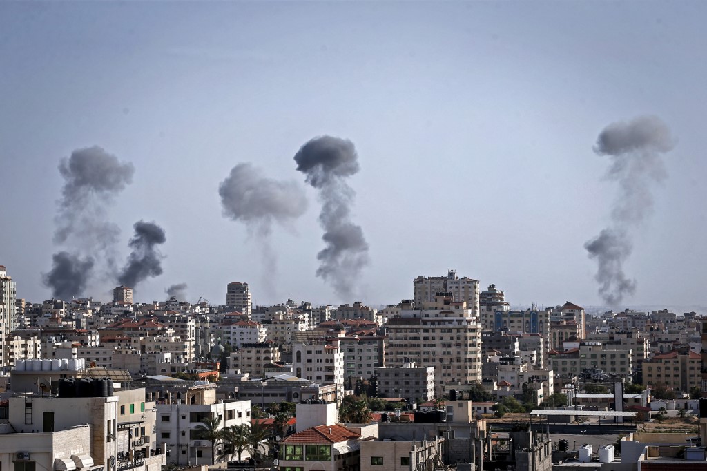 تصاعد للدخان في مدينة غزة بعد قصف للطيران الحربي الإسرائيلي. (أ ف ب)