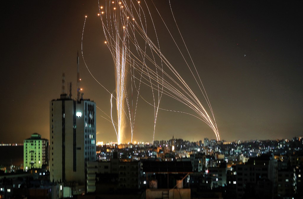 إطلاق صواريخ من مدينة غزة باتجاه مدينة تل أبيب، 11 أيار/مايو 2021. (أ ف ب)