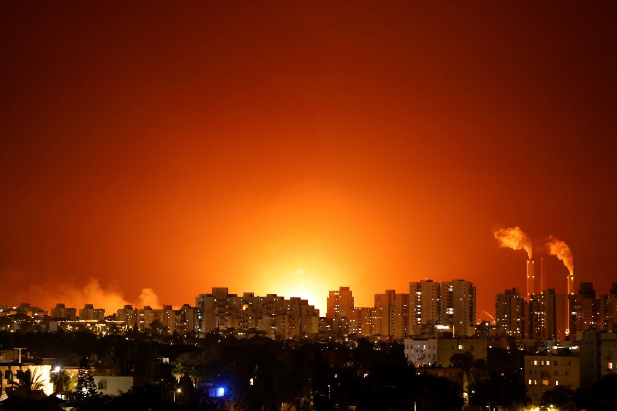 حريق كبير في خط أنابيب للطاقة الإسرائيلي بالقرب من عسقلان، إسرائيل، بعد هجوم صاروخي من غزة، 11 مايو 2021. (رويترز)