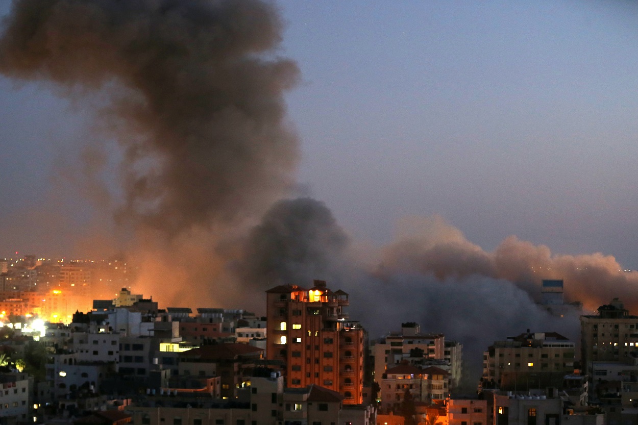 دخان يتصاعد من مبنى بعد أن دمرته غارات جوية إسرائيلية وسط تصاعد العنف الإسرائيلي الفلسطيني في غزة، 11 مايو 2021. (رويترز)