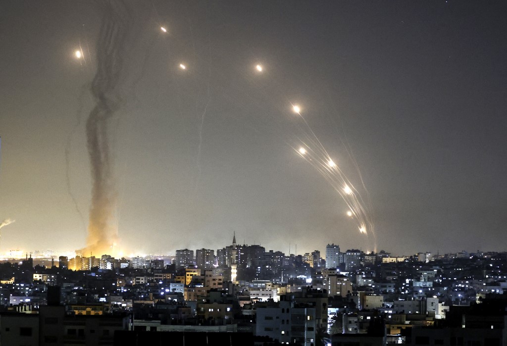 إطلاق صواريخ من قطاع غزة باتجاه الأراضي المحتلة. (أ ف ب)