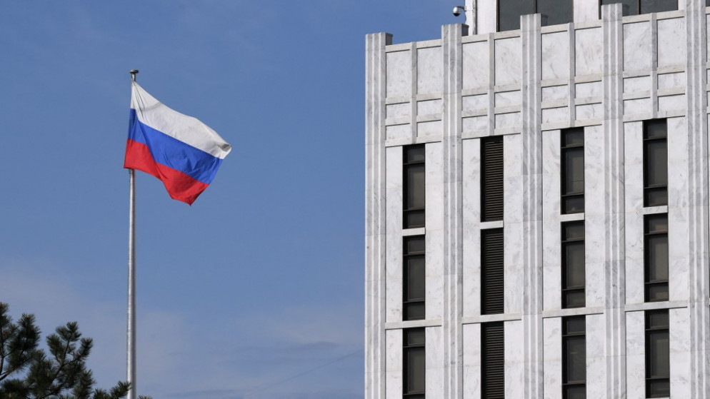 العلم الروسي يرفرف في مجمع السفارة الروسية في العاصمة واشنطن، 15 نيسان/أبريل 2021. (أ ف ب)