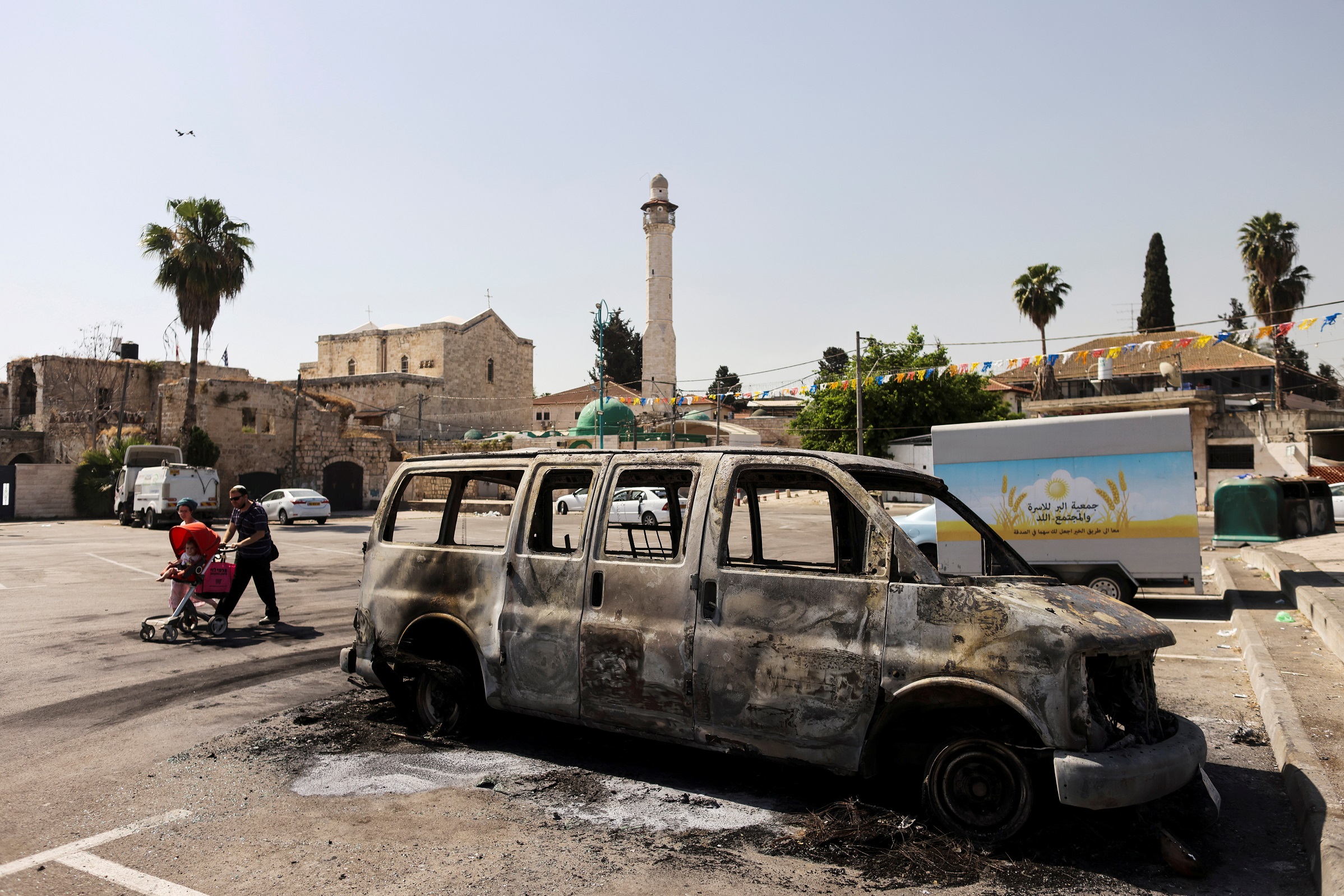 سيارة محترقة قرب مسجد في مدينة اللد، 12 أيار/مايو 2021. (رويترز)