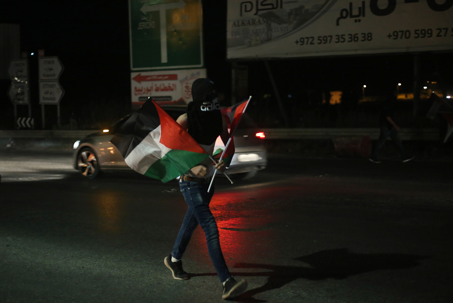 مواجهات بين شبان فلسطينيين وجنود الاحتلال الإسرائيلي عقب قمع مسيرة بقرب حاجز حوارة شرق نابلس احتجاجاً على الاعتداءات المستمرة بحق المقدسيين. 09/05/2021. (وفا)