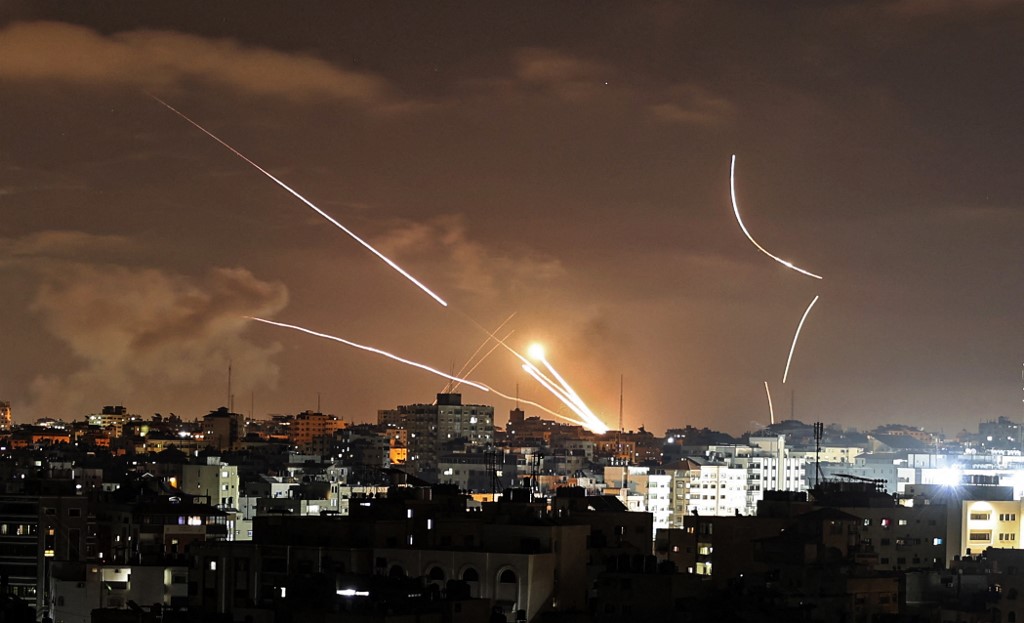إطلاق صواريخ من مدينة غزة، 12 أيار/مايو 2021. (أ ف ب)