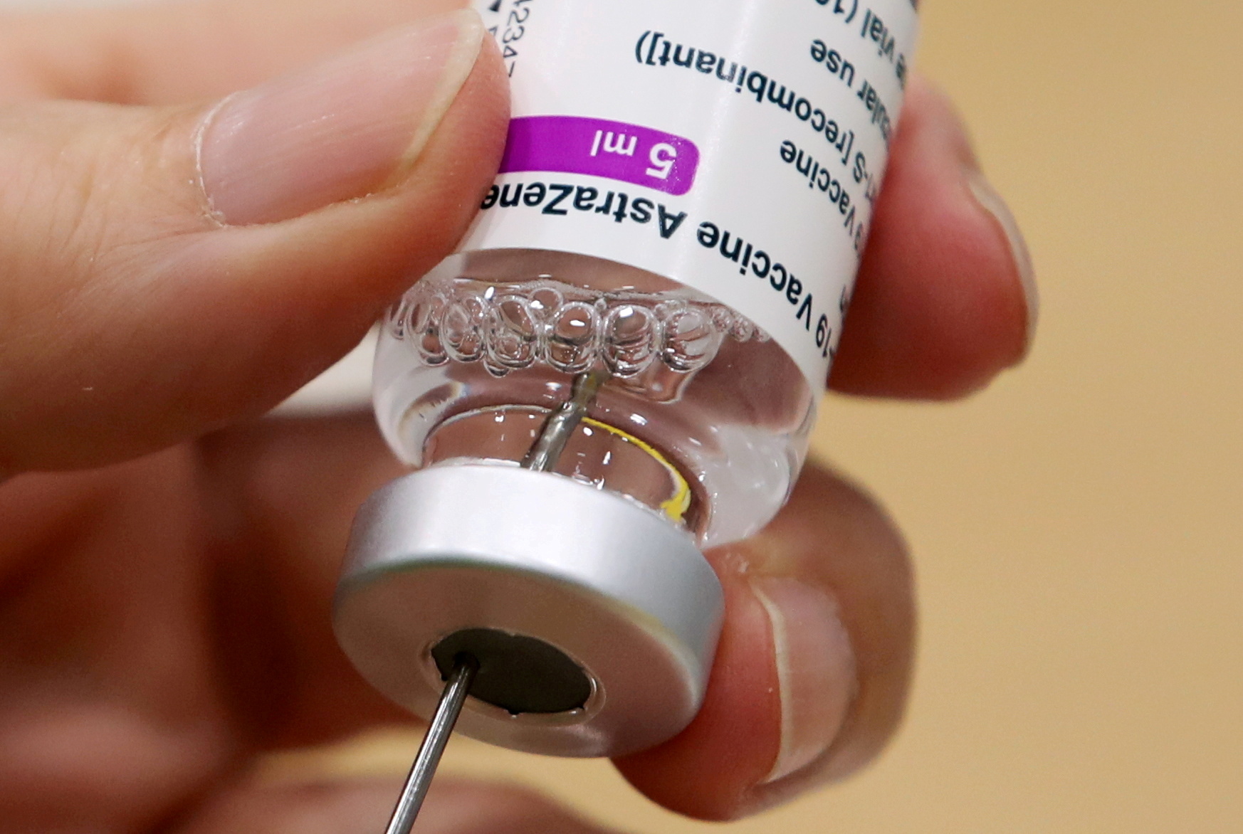 عامل طبي يحضر جرعة من لقاح أسترازينيكا (رويترز)