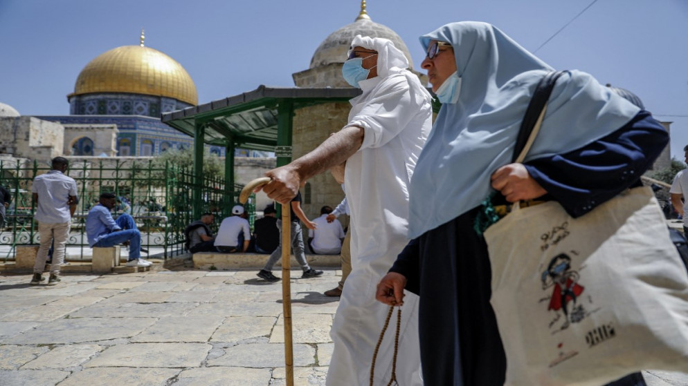 مصلون في باحة المسجد الأقصى في القدس المحتلة، 30 نيسان/أبريل 2021. (أحمد غرابلي/ أ ف ب)