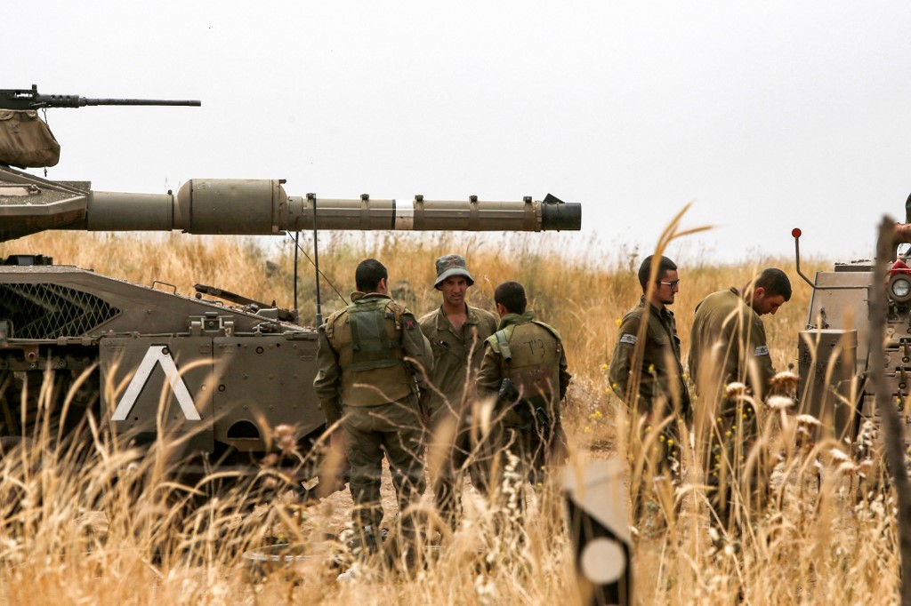 جنود إسرائيليون يشاركون في مناورة عسكرية بالقرب من مستوطنة كيلا ألون في هضبة الجولان، 9 أيار/مايو 2021. (أ ف ب)