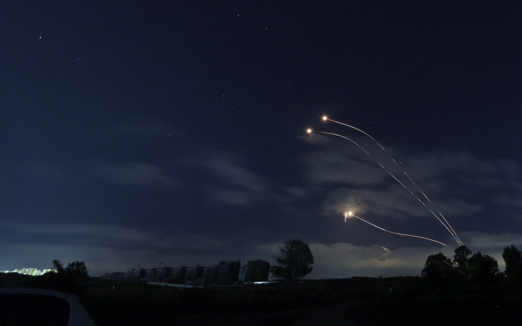صواريخ أطلقت من نظام "القبة الحديدية'' في سماء سديروت للتصدي لصواريخ أطلقت من قطاع غزة، 13 أيار/مايو 2021. (أ ف ب)