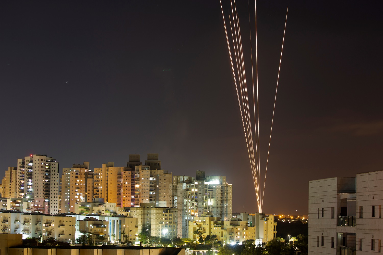 خطوط من الضوء مع إطلاق صواريخ من قطاع غزة باتجاه إسرائيل ،13 أيار/مايو 2021. (رويترز).