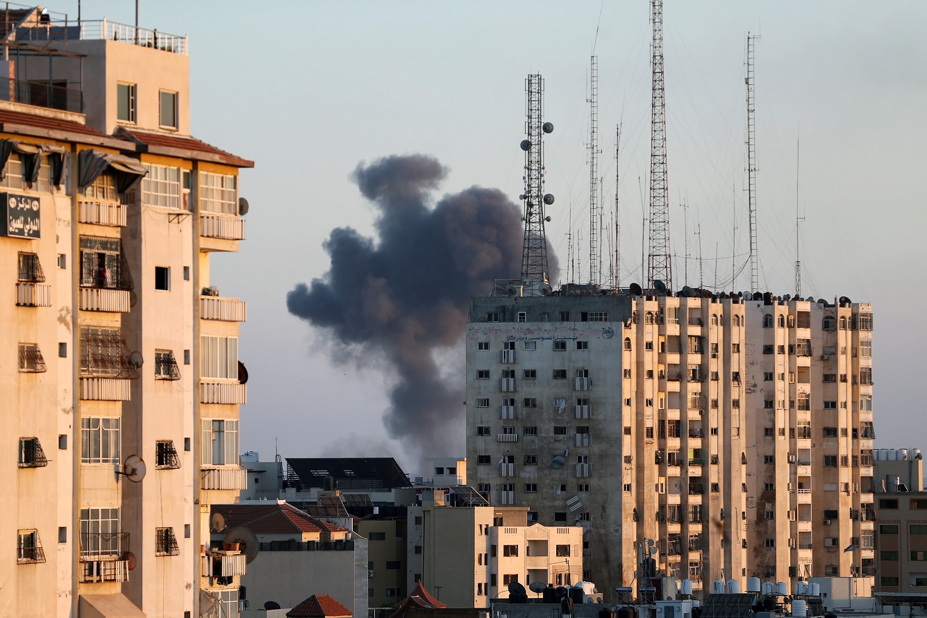 دخان يتصاعد خلال غارة جوية إسرائيلية على مدينة غزة، 13 أيار/مايو 2021. (رويترز / إبراهيم أبو مصطفى)