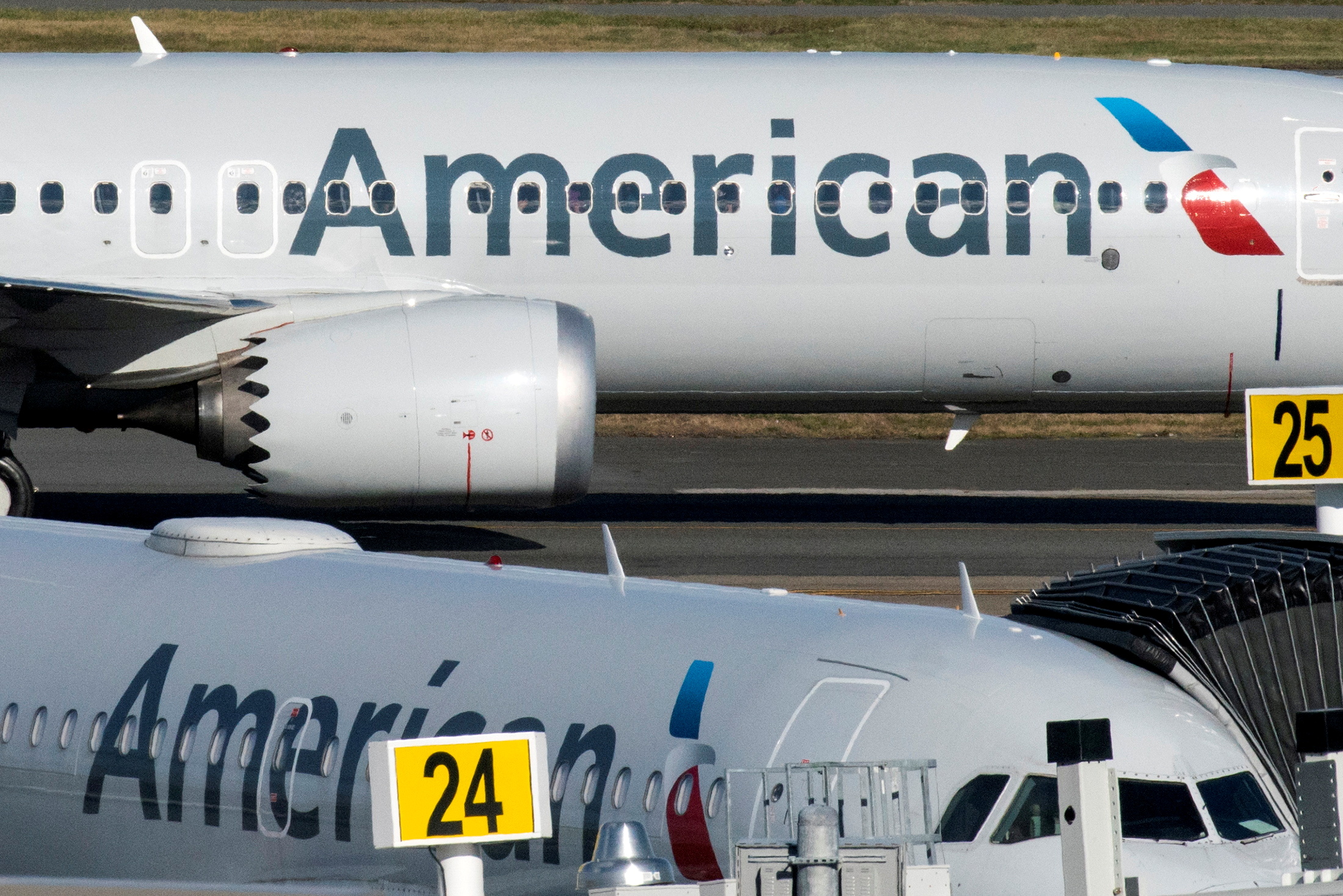 طائرات أميركية في مطار لاغوارديا في نيويورك بالولايات المتحدة. (رويترز / إدواردو مونوز)