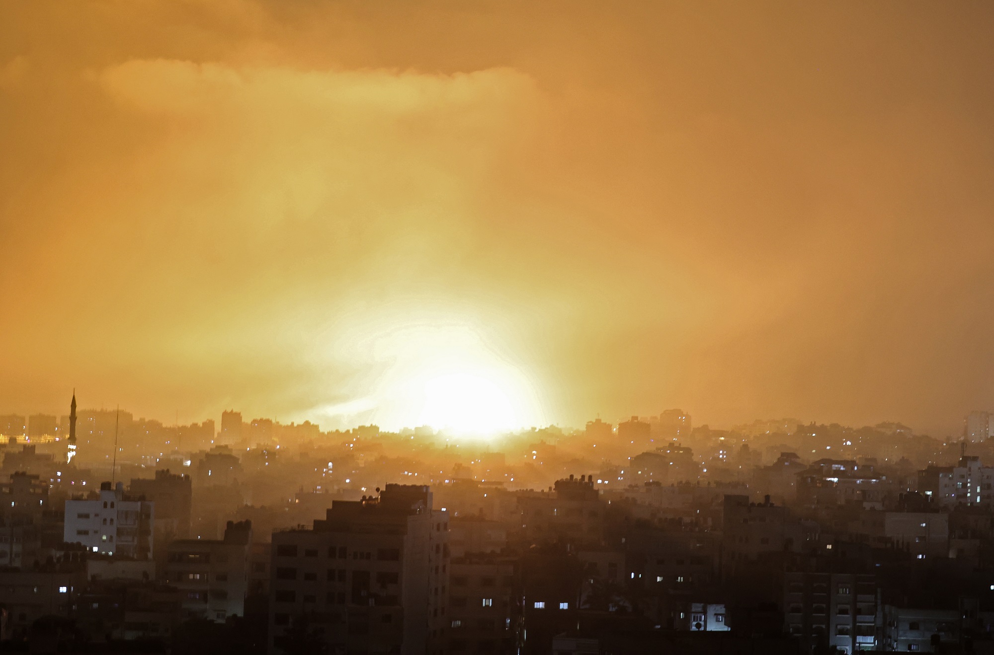 انفجار يضيء السماء في أعقاب العدوان الإسرائيلي على بيت لاهيا شمال قطاع غزة. 14 مايو 2021. (أ ف ب)