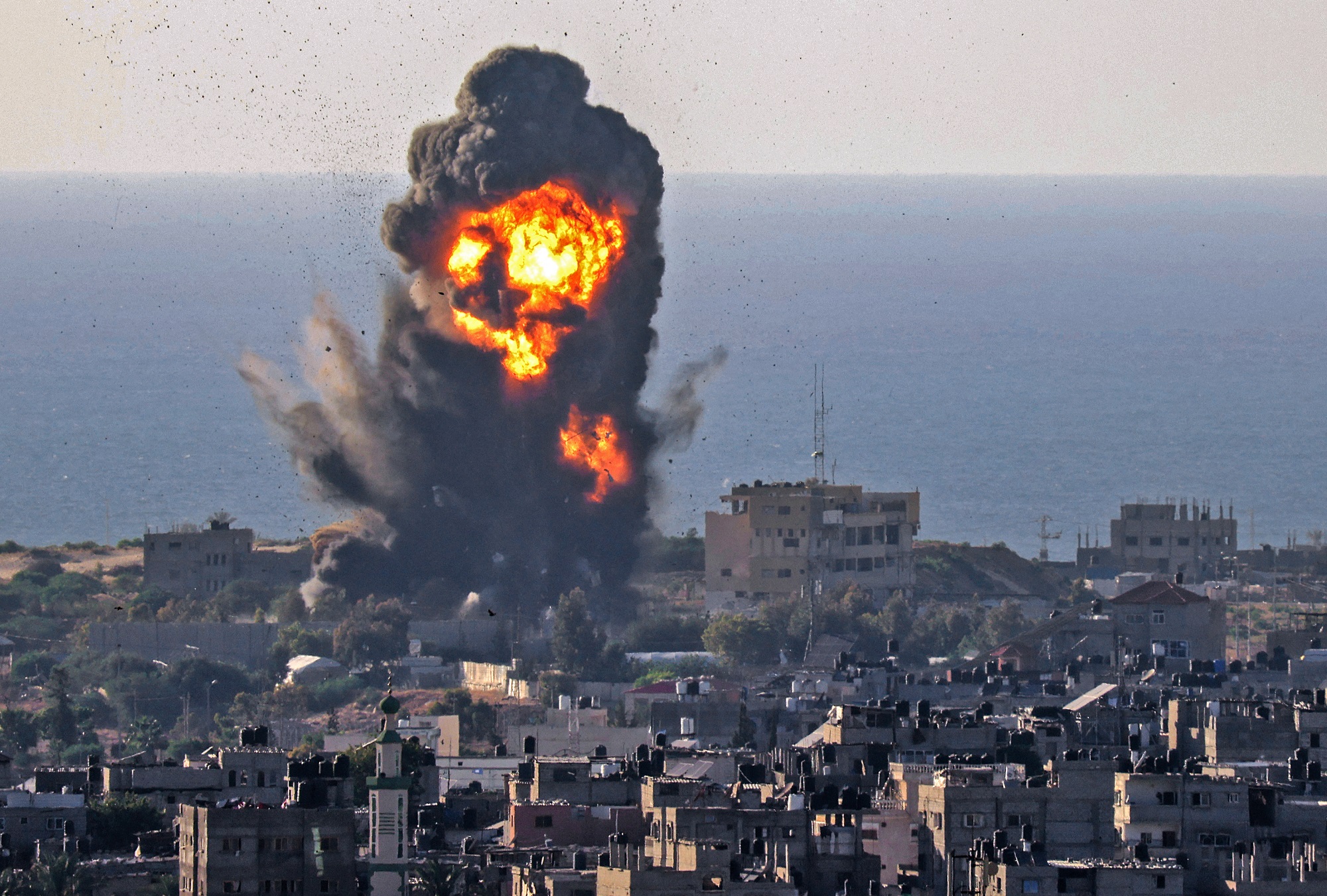 دخان يتصاعد من انفجار في أعقاب غارة جوية إسرائيلية على رفح جنوبي قطاع غزة. 13 مايو/أيار 2021. (أ ف ب)