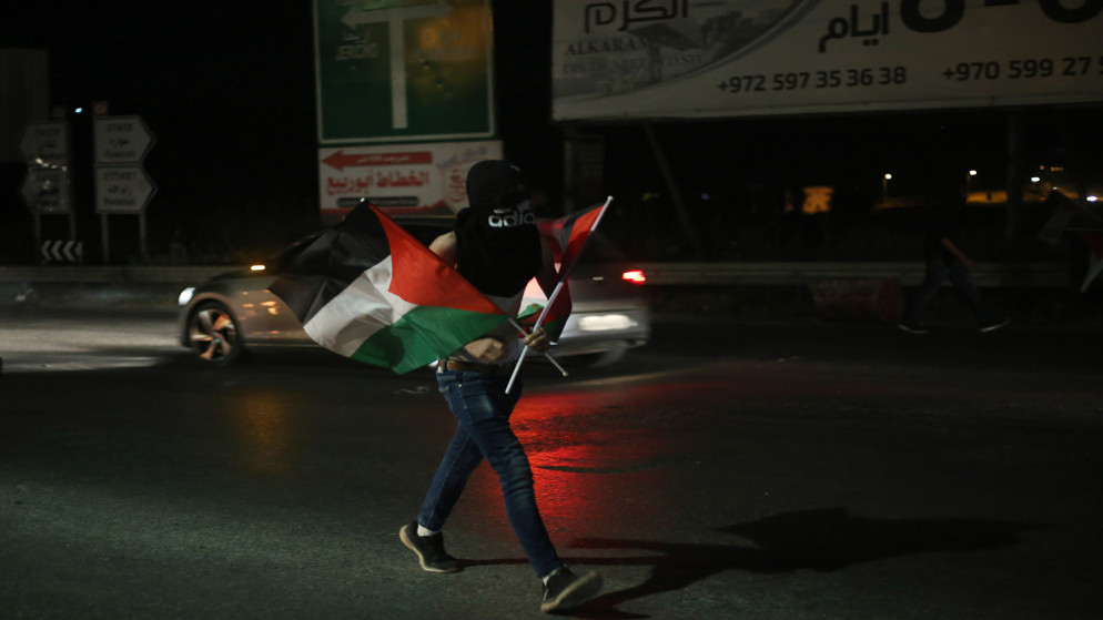 مواجهات بين شبان فلسطينيين وجنود الاحتلال الإسرائيلي عقب قمع مسيرة قرب حاجز حوارة شرق نابلس احتجاجاً على الاعتداءات المستمرة بحق المقدسيين. 09/05/2021. (وفا)