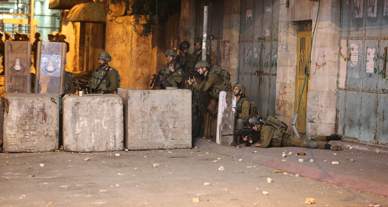 مواجهات بين الشبان وقوات الاحتلال الإسرائيلي في باب الزاوية وسط الخليل. 14/05/2021. (مشهور وحواح/وفا)