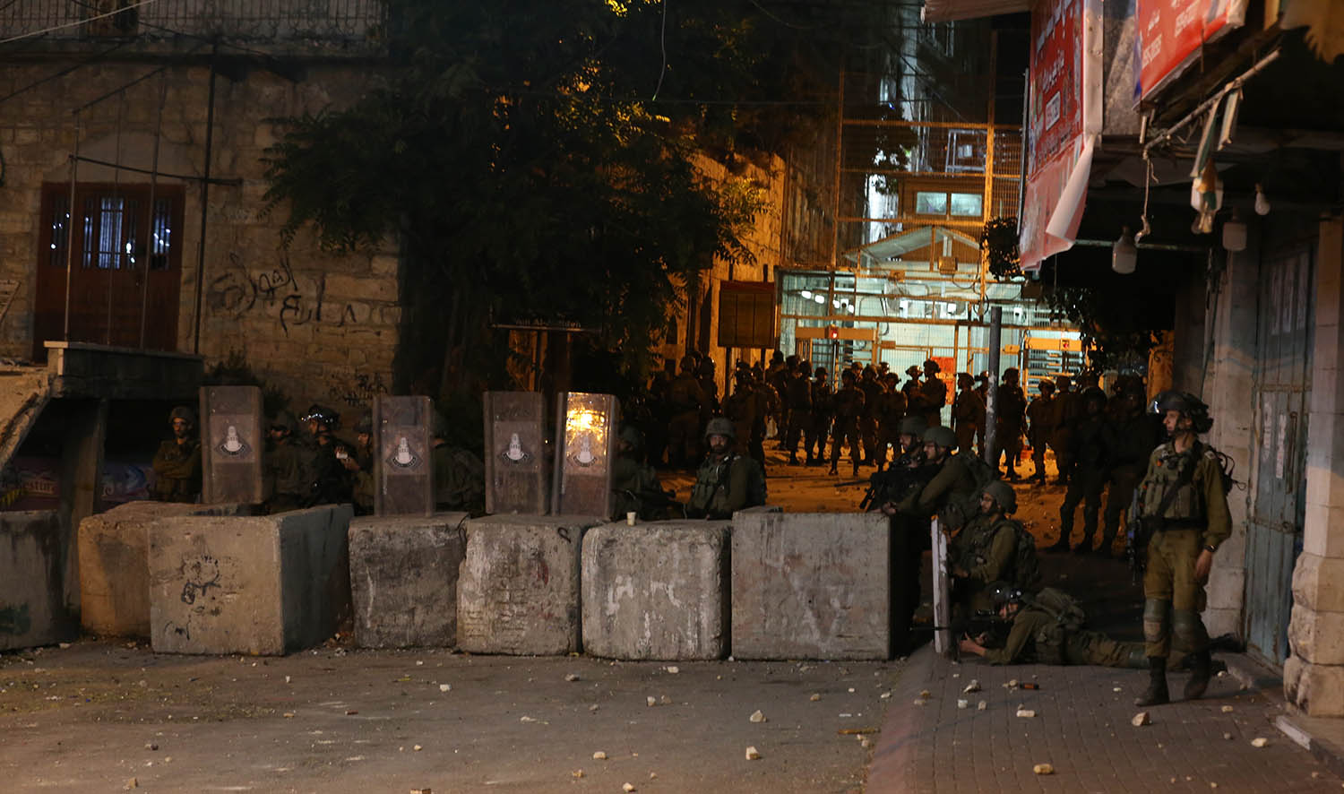 مواجهات بين الشبان وقوات الاحتلال الإسرائيلي في باب الزاوية وسط الخليل. 14/05/2021. (مشهور وحواح/وفا)