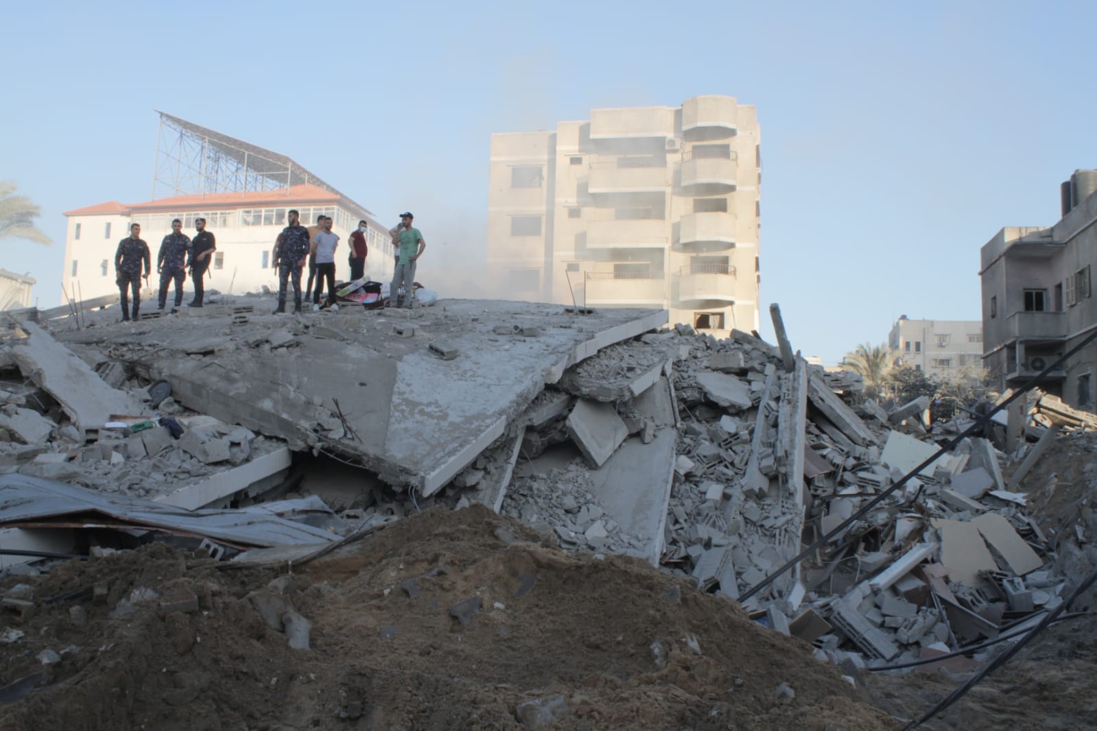 آثار الدمار الذي خلفه القصف الإسرائيلي على بنك الإنتاج الفلسطيني في غزة. 14/05/2021. (رافي الملح/ وفا)
