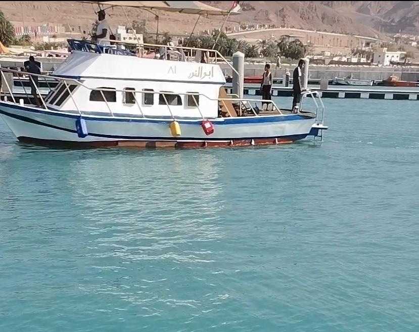 القوة البحرية تخمد حريقًا في قارب سياحي في العقبة. (القوات المسلحة الأردنية)