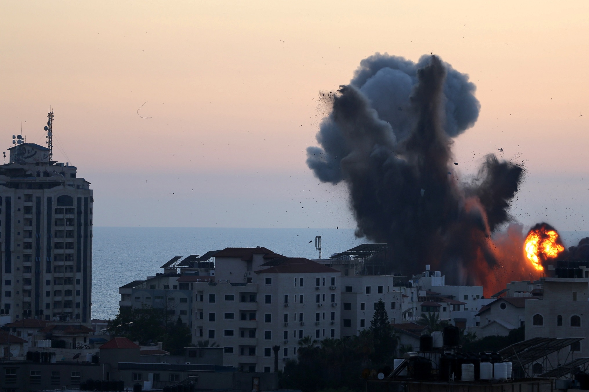 دخان ولهب يتصاعدان خلال الضربات الجوية الإسرائيلية على قطاع غزة، 14 أيار/مايو 2021. (رويترز / إبراهيم أبو مصطفى)
