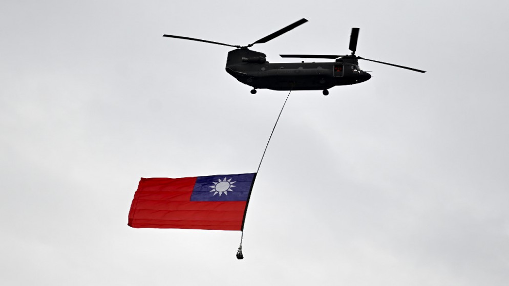 طائرة عمودية "هليكوبتر" عسكرية ترفع العلم الوطني لتايوان خلال العيد الوطني أمام المكتب الرئاسي في تايبيه .10 أكتوبر 2020. (سام يه / أ ف ب)