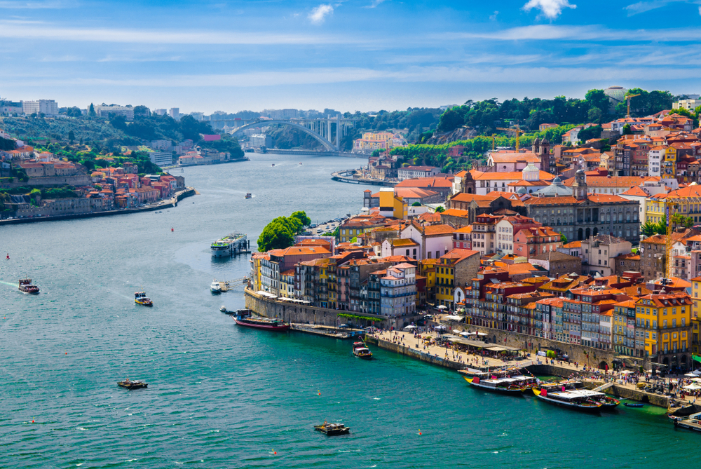 منظر بانورامي لمدينة Old Port Oporto و Ribeira فوق نهر Douro من Vila Nova de Gaia ، البرتغال. (shutterstock)