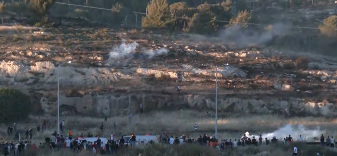 مواجهات بين جيش الاحتلال الإسرائيلي ومتظاهرين فلسطينيين في مدينة البيرة في الضفة الغربية المحتلة.15/5/2021.(المملكة)