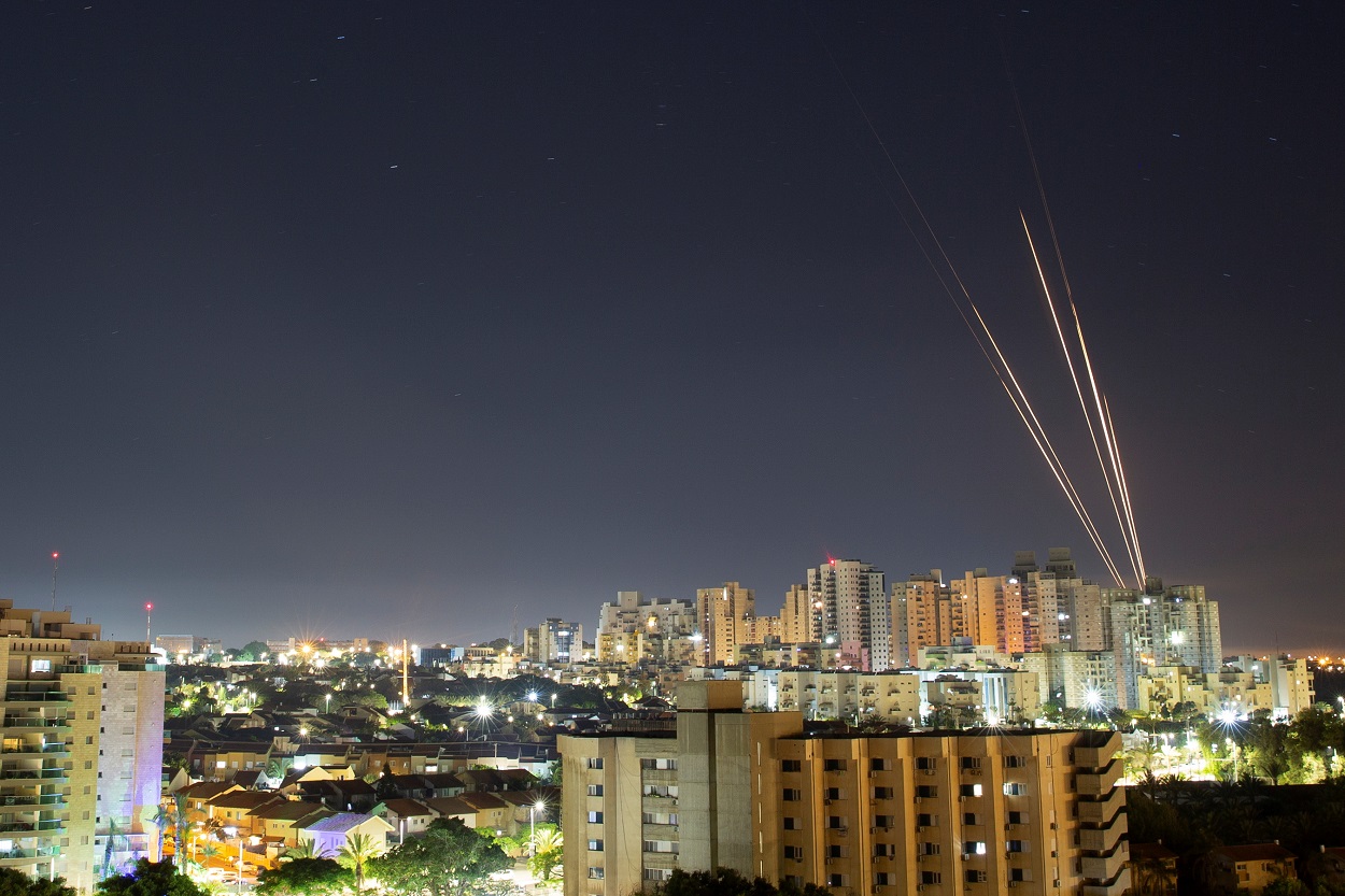 شرائط من الأضواء تظهر من عسقلان مع إطلاق صواريخ من قطاع غزة باتجاه إسرائيل، 15 مايو 2021. (رويترز)