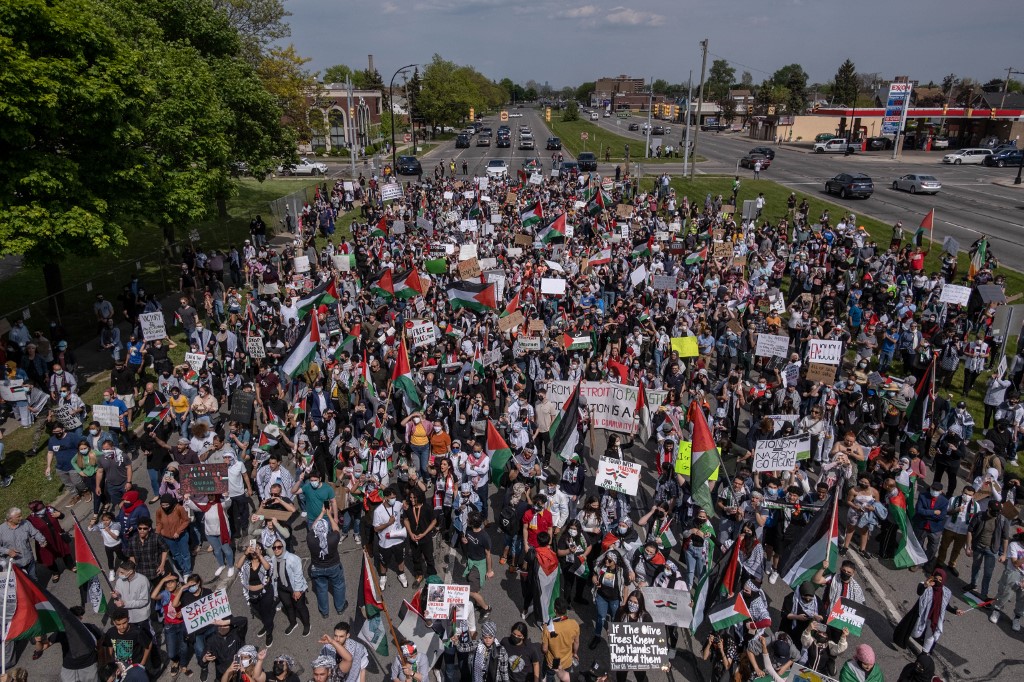سكان ديربورن، ميشيغان، يتجمعون للاحتجاج على أعمال جيش الاحتلال الإسرائيلي في غزة، وكذلك التهجير القسري للعائلات الفلسطينية في حي الشيخ جراح. (أ ف ب)