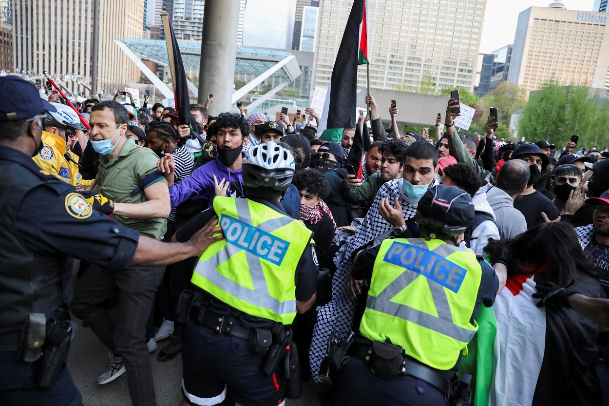 متظاهرون مؤيدون لفلسطين، أمام مبنى البلدية في تورونتو، أونتاريو، كندا، 15 مايو 2021. (رويترز)