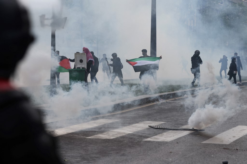 دخان يملأ الأجواء خلال مظاهرة مؤيدة للفلسطينيين، دعت ضد القصف الإسرائيلي لقطاع غزة الفلسطيني، باريس، 15 مايو 2021. (أ ف ب)