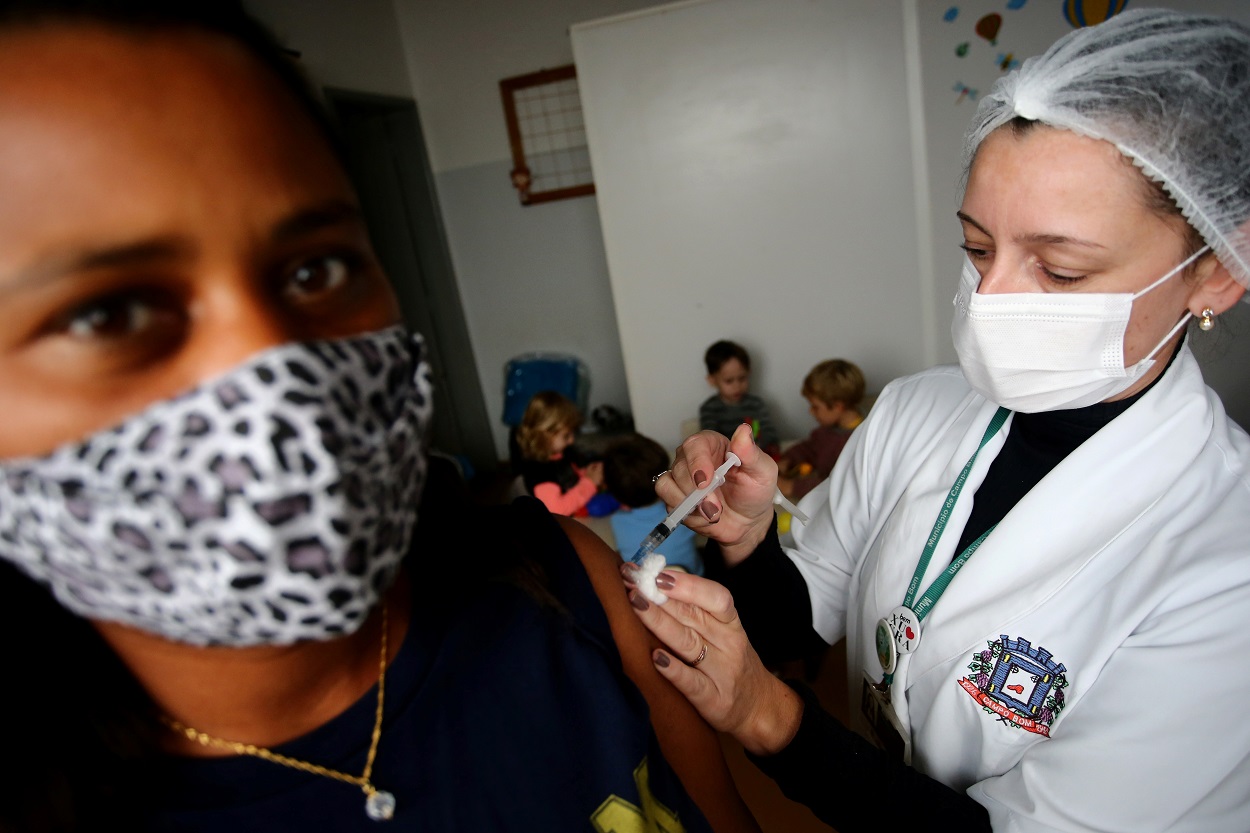 معلمة تتلقى لقاحا ضد الفيروس، في كامبو بوم، ولاية ريو غراندي دو سول، البرازيل، 12 مايو 2021. (رويترز)