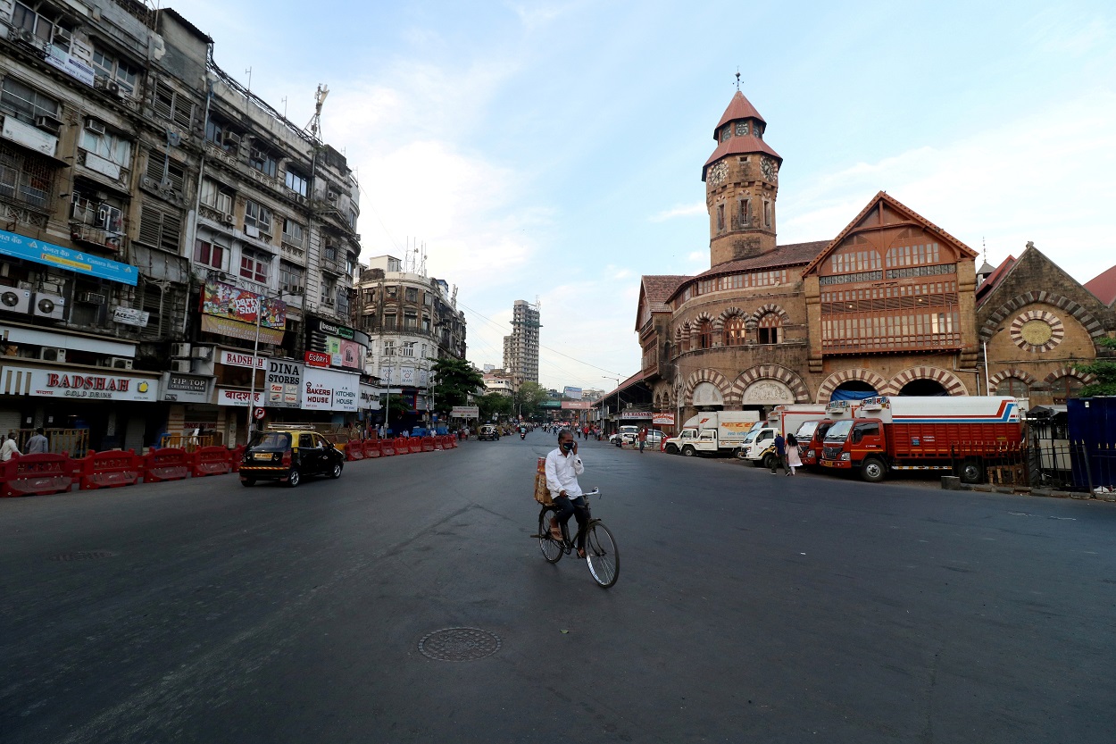 شخص يركب دراجته أثناء الإغلاق للحد من انتشار فيروس كورونا، في مومباي، الهند، 23 نيسان/ أبريل 2021. (رويترز)
