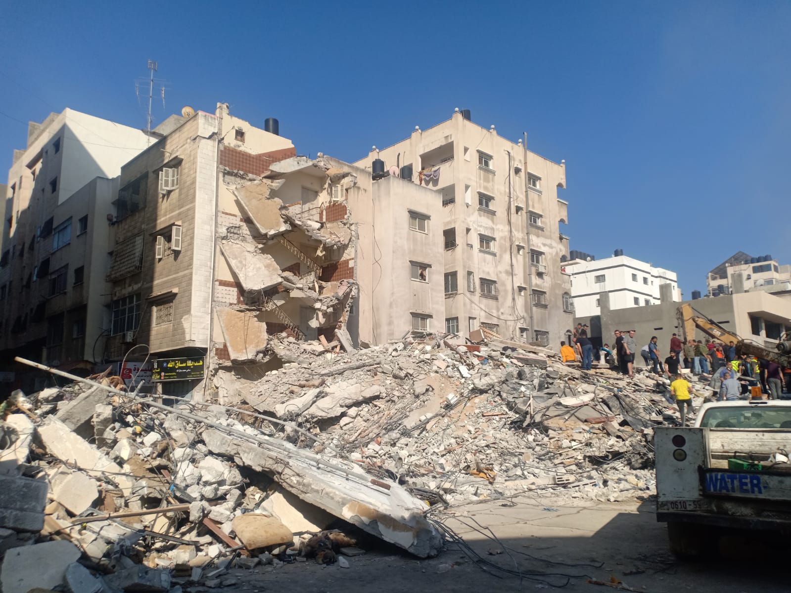 البحث عن ناجين تحت أنقاض منازل استهدفها قصف الاحتلال الإسرائيلي على غزة. 16/05/2021. (رافي الملح/ وفا)