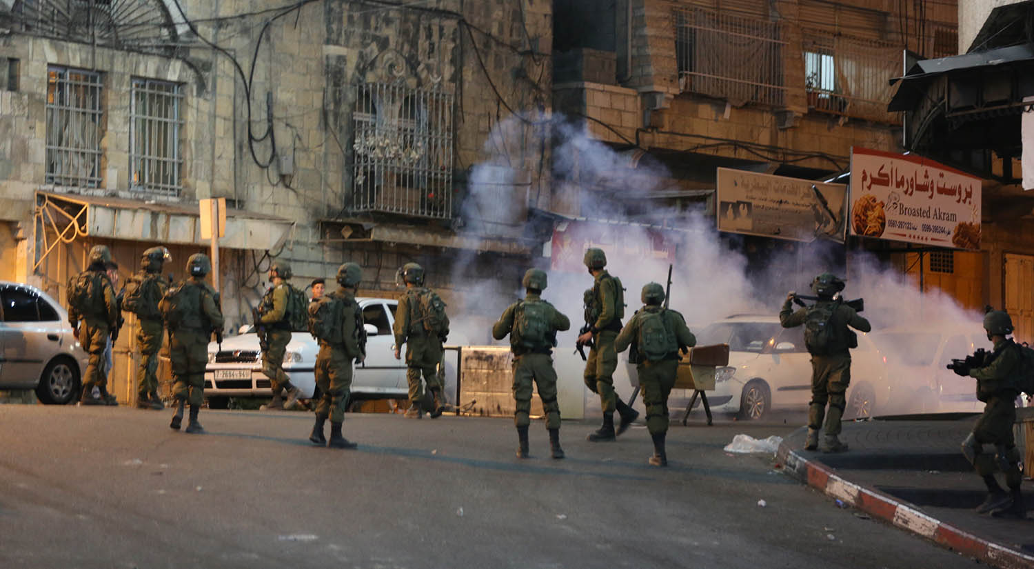 مواجهات بين الفلسطينيين وجنود الاحتلال الإسرائيلي وسط مدينة الخليل. 16/05/2021. (مشهور وحواح/ وفا)